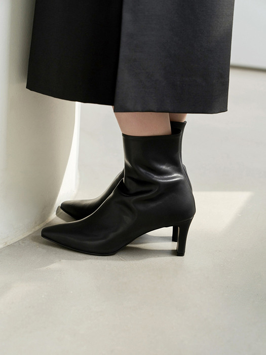 SQUARE TOE LEATHER ANKLE BOOTS [BLACK]