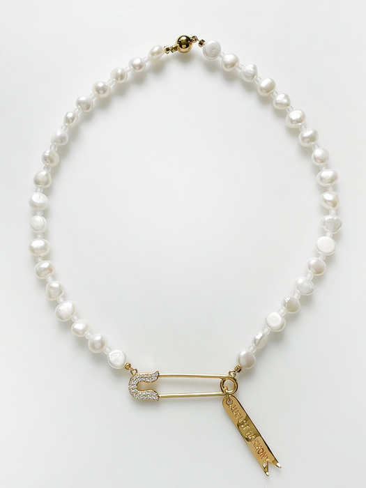 [단독]Safety Pin Pebble Pearl Necklace (2 COLORS)