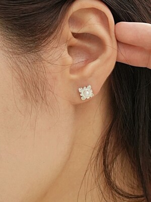 Flower pearl earring
