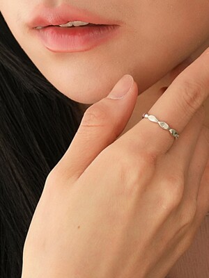 Grooved oval ring