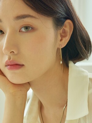 line mini pearl earring
