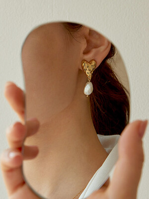Eunoia baroque pearl earring