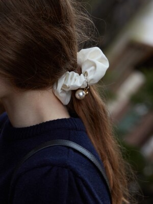 pearl charm scrunchie - ivory