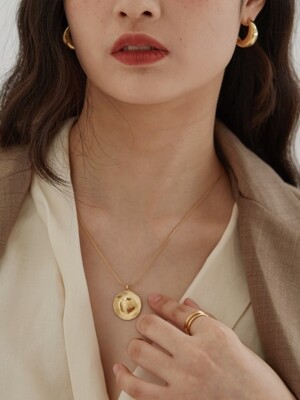 Petal round gold necklace
