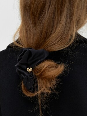 heart charm scrunchie - black
