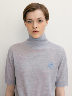 [Victoria] Wool Simbol Point High-neck Half-sleeve Pullover(WE3851C09Q)