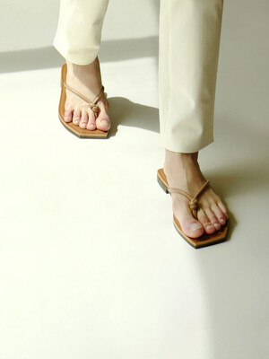 Tone Thong Slides in Brown