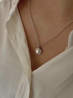 Rose pearl necklace