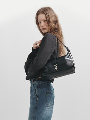 Hailey Small Shoulder in Black UA5SB075-10