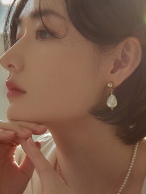 basic pearl earring-pearl