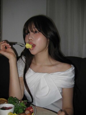 [해삐&신예은pick] 잇미샤 오프숄더 배색 블라우스 ITP5ZBL850 (2COLOR)