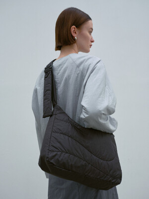 Curved Pattern Quilted Bag_Black
