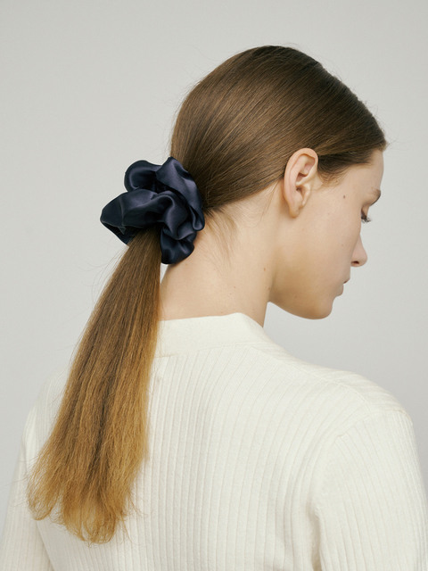 헤어액세서리,헤어액세서리,헤어액세서리 - 아비나펠르 (AVVINA PELLE) - Silk Scrunchie (M) - Navy