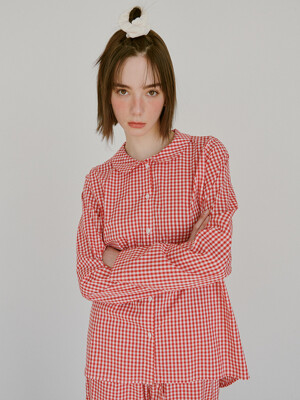 Red check round collar shirt