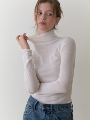 Powdery turtleneck knit (ivory)