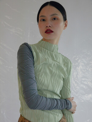 Wave line turtleneck light green