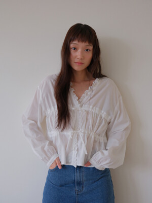 [단독] moui Frill ribbon blouse (WHITE)