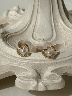 14k pearl in heart earrings (1 pair)