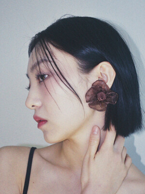 AMONG ROSE EARRING (BROWN)