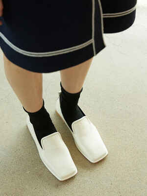 MD1113f Square Detail Classic Loafer_Ivory