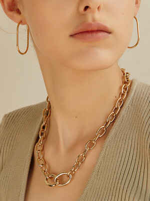 bold chic chain necklace