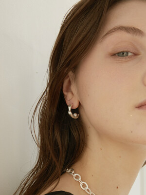 E Volume Pearl Earrings