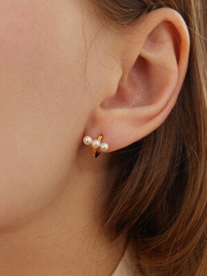 TRIPLE PEARL ONE TOUCH EARRINGS (2colors) AE223022