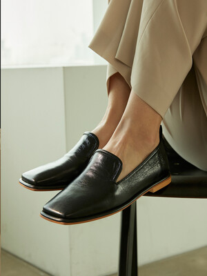 MD1113f Square Detail Classic Loafer_Black