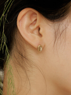 Bloom earring / gold / milk moonstone