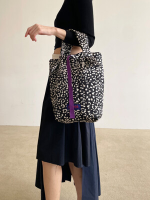 Silky leopard padding tote bag. Black