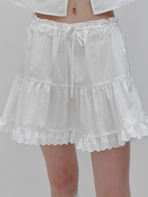 Shirring lace mini skirt. White