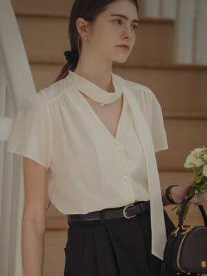 Tie collar shirring short sleeve blouse_Ivory