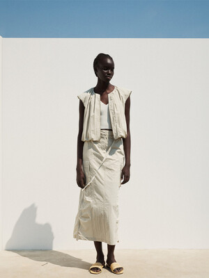 ZIPPED SLEEVELESS PLEATED BLOUSE