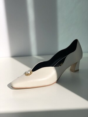 vintage pearl wave pumps ivory