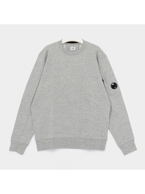 CP컴퍼니 25SS 렌즈와펜 라이즈드 플리스 스웨트 남성 맨투맨 18CMSS023A 005086W M94