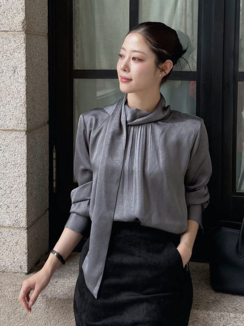 르세지엠 Classic Satin Tie Drape Blouse - Gray