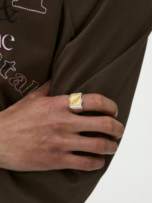 NEUF PIECE SIGNET RING