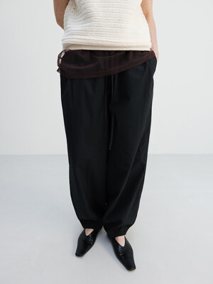 Light weight cotton volume silhouette pants_Black
