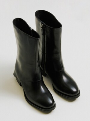 [단독] Cape Middle Boots_Soft Black