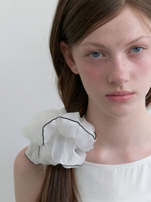 classic line scrunch - off white