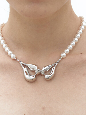 Heart lips P necklace