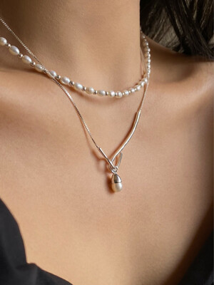 Dewy pearl necklace