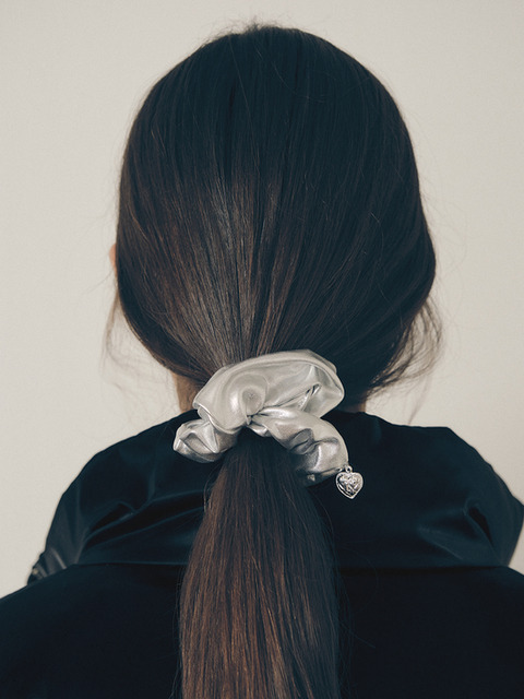 헤어액세서리 - 로라로라 (ROLAROLA) - GLOW HEART LOGO SCRUNCHY SILVER