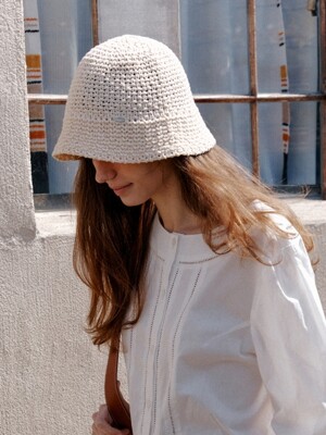 knitted bucket hat - light beige
