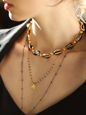 Marrakesh black shell necklace