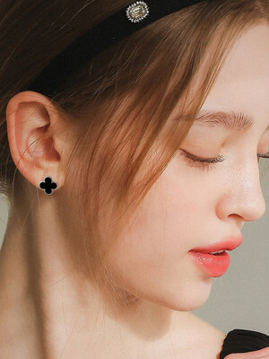 Onyx White Plated Earrings M03909
