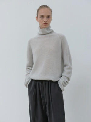 cashmere turtleneck (light gray)