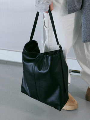 Noble Leather Shoulder Bag (Black)
