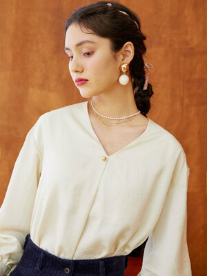 v-neck one tuck blouse (ivory)