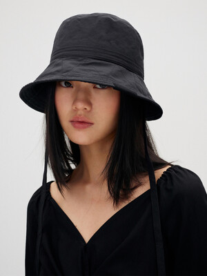 ADJUSTABLE STRAP BUCKET HAT BLACK